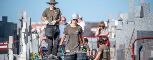 Una persona transporta una carretilla en el cementerio de colmenar durante los trabajos de exhumación