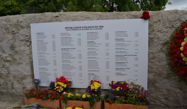 XI HOMENAJE A LOS 107 HOMBRES Y UNA MUJER FUSILADOS EN LA TAPIA DEL CEMENTERIO PARROQUIAL DE COLMENAR VIEJO